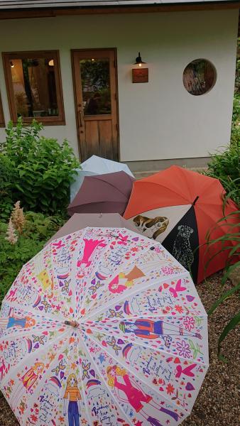 「雨傘チャリティー市」開催中！画像