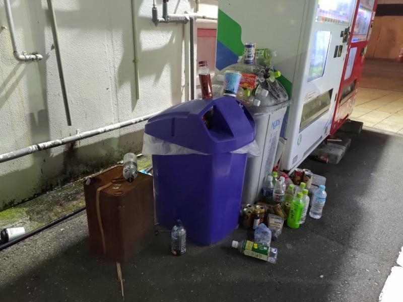 【宮崎】ゴミ箱のまわりに画像