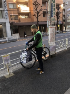 風でゴミが袋に入れづらい😆